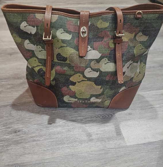 Dooney & Bourke Please see strap blemish and bottom corner scuff - Picture 1 of 9